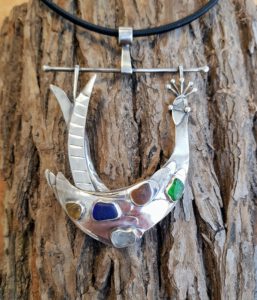 Pfau in Silber mit Seeglas