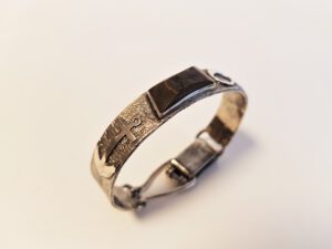 Armreif mit selbstgesammelten Stein vom Grundstück