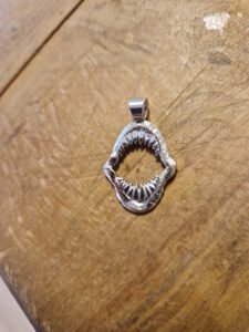 Haifischgebiss: Gelbgold, Silber und ein kleiner Diamant